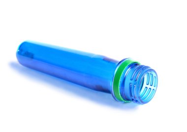 izole işlemeden önce mavi plastik şişe