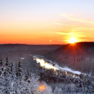 gauja vadisinde sigulda, Letonya. Kış günbatımı