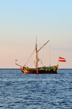 gün batımında eski tarihsel yelkenli gemi