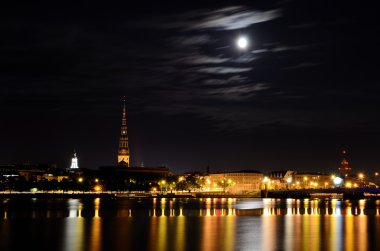 gece panoramik sahne Riga, Letonya