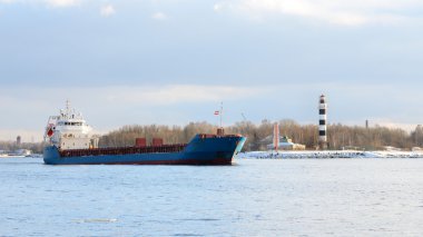 Kargo gemisi bırakarak bağlantı noktası