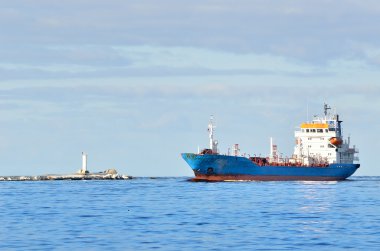 Kargo gemisi arka deniz feneri ile girerek bağlantı noktası