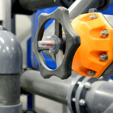 Yeni plastik borular ve renkli ekipmanlar endüstriyel kazan dairesinde.