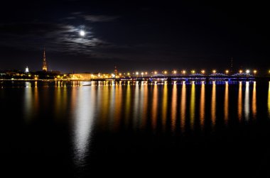 gece panoramik sahne Riga, Letonya