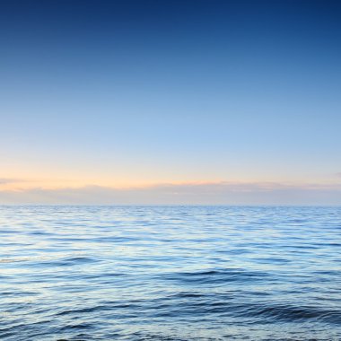 Baltık Denizi günbatımında açın