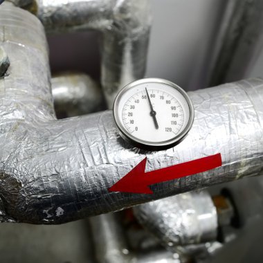 kazan dairesi içinde su boru hattı üzerinde endüstriyel termometre