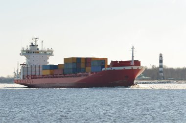 Kargo konteyner gemisi kışın buz dolu denizlere yelken