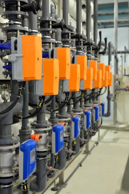 Yeni plastik borular ve renkli ekipmanlar endüstriyel kazan dairesinde.
