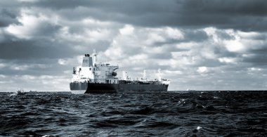 Kargo gemisi liman riga yakınındaki fırtınalı havalarda yelken