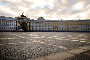 Saint Petersburg'un palace square dramatik ışık