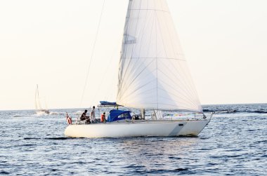 Beyaz yelken yelkenli Yatlar. Riga, Letonya