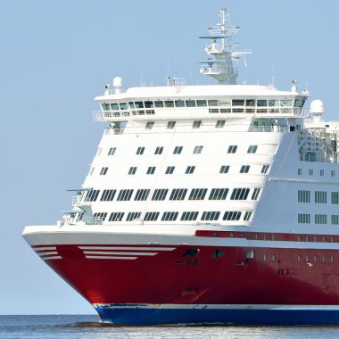 Gemi durgun suda yelken açıyor.