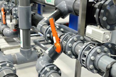 Yeni plastik borular ve renkli ekipmanlar endüstriyel kazan dairesinde.