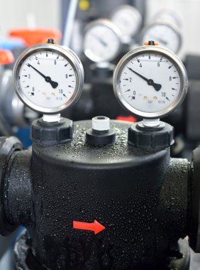 Endüstriyel barometreler ve su boruları Kalorifer dairesi içinde