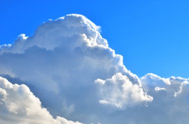 Klasik bir cennet. Mavi gökyüzü ile süs bulutlar
