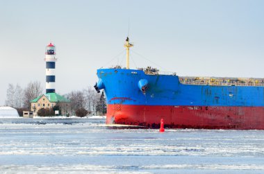 Kargo gemisi arka deniz feneri ile girerek bağlantı noktası