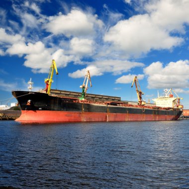 Kargo gemisi limanda yükleme. Ventspils terminal