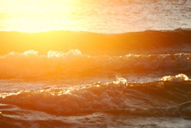 yakın çekim parlak hale günbatımı, dalgalar