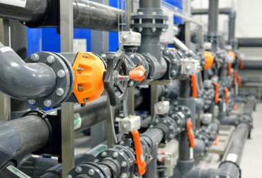 Yeni plastik borular ve renkli ekipmanlar endüstriyel kazan dairesinde.