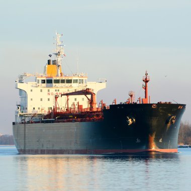 Kargo gemisi bırakarak bağlantı noktası