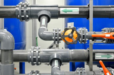 Yeni plastik borular ve renkli ekipmanlar endüstriyel kazan dairesinde.