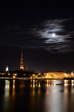 gece panoramik sahne Riga, Letonya