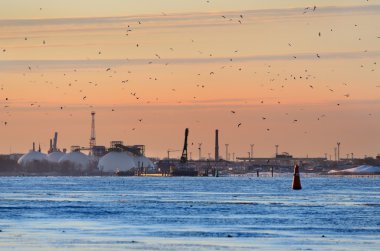 Gün doğumunda Riga limanında kargo terminali
