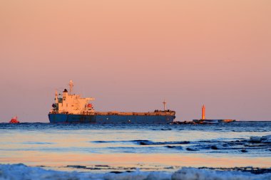 Kargo gemisi bırakarak bağlantı noktası arka deniz feneri ile