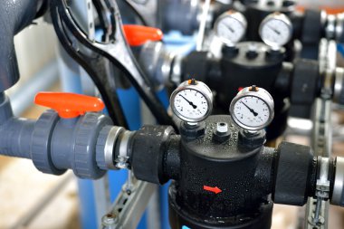 Endüstriyel barometreler ve su boruları Kalorifer dairesi içinde