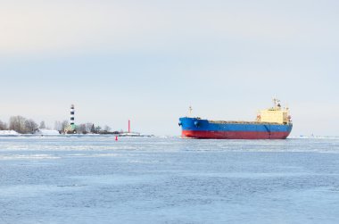 Kargo gemisi arka deniz feneri ile girerek bağlantı noktası