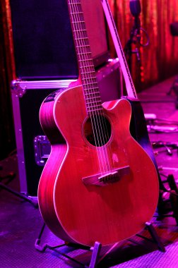 gitar ve sahnede konser öncesi müzikal diğer ekipmanlar