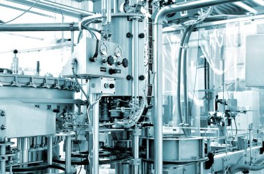 boruları, kablolar ve diğer bağlantı ile parlak endüstriyel ekipmanlar