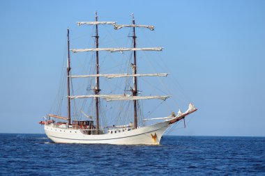 mavi deniz beyaz yelkenli eski tarihi uzun boylu Gemi