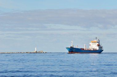 Kargo gemisi arka deniz feneri ile girerek bağlantı noktası
