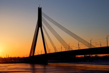 gün batımında Riga Brige