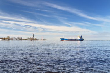 Kargo gemisi arka deniz feneri ile girerek bağlantı noktası
