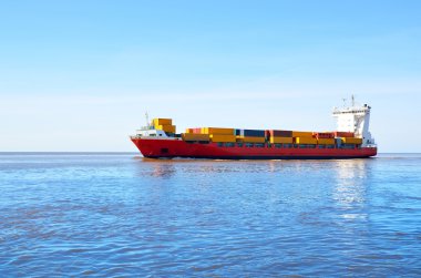 renkli kargo konteyner gemi yelken