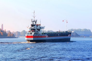 bağlantı noktasına ulaşan kargo gemisi