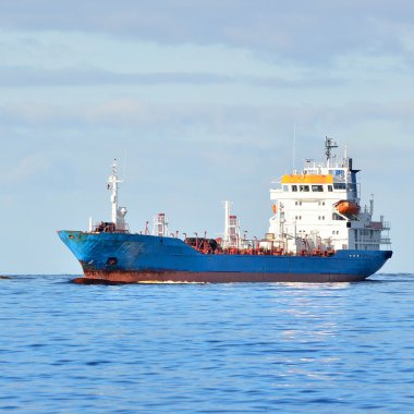 Kargo gemisi arka deniz feneri ile girerek bağlantı noktası