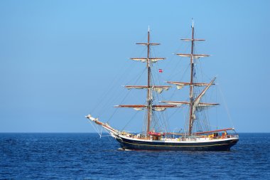 mavi deniz beyaz yelkenli eski tarihi uzun boylu Gemi