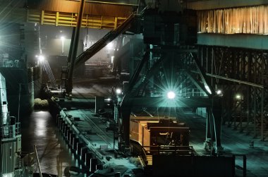 Kargo limanında endüstriyel gece çekimi