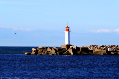 Deniz feneri liman girişinde. Ventspils, Letonya
