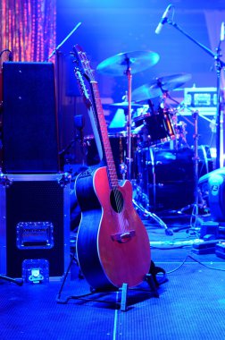 gitar ve sahnede konser öncesi müzikal diğer ekipmanlar