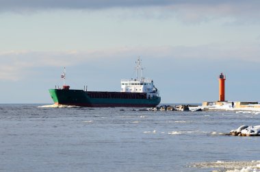 kargo gemisini limana yelken