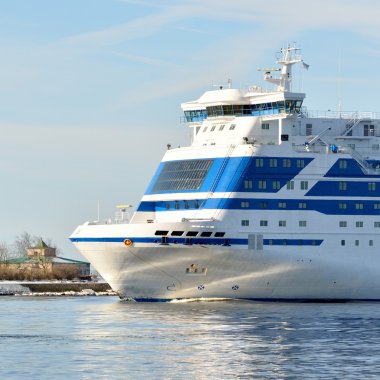 Feribot gemisi arka deniz feneri ile