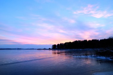 nehir kıyısında, renkli günbatımı