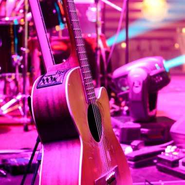 gitar ve sahnede konser öncesi müzikal diğer ekipmanlar
