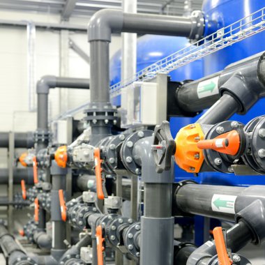 Yeni plastik borular ve renkli ekipmanlar endüstriyel kazan dairesinde.