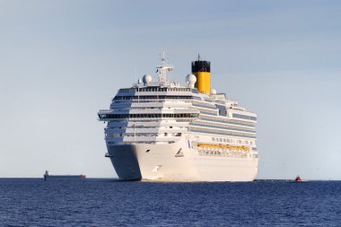 Beyaz yolcu gemisi Riga limanına giriyor.