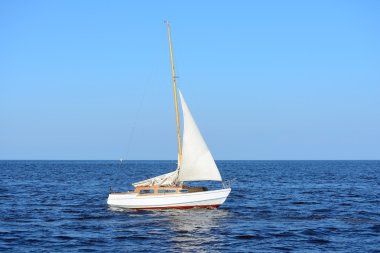 Beyaz yelken yelkenli yat. Riga, Letonya